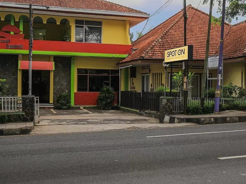 Oyo Life 1708 Hotel Budi Famili 1 Syariah Ciamis Экстерьер фото